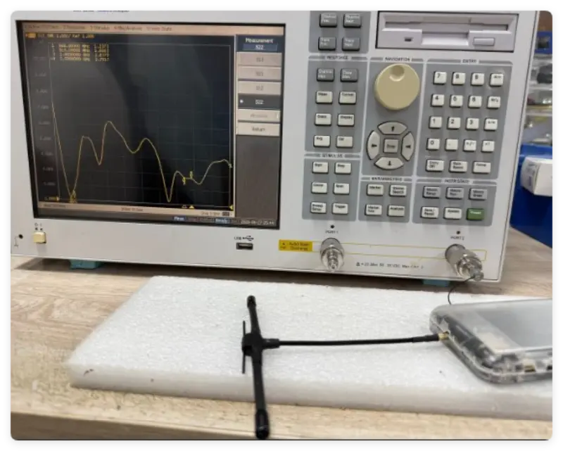 Miksi on tärkeää kiinnittää huomiota VSWR:ään (Voltage Standing Wave Ratio) antennia valittaessa?